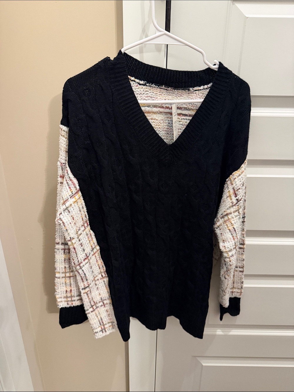 Cupshe Black V-Neck Cable Knit Sweater with Cream Tweed Contrast Sleeves